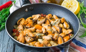 Тушеные в бульоне с чесноком и луком