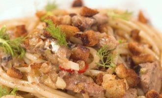 макароны с заправкой и рыбой
