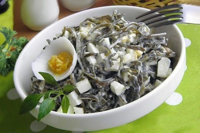 салат с консервированной рыбой и морской капустой 