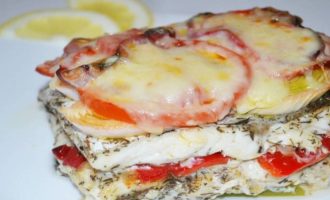 минтай с сыром и томатами