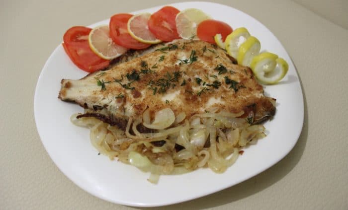 камбала с овощами и лимонной цедрой