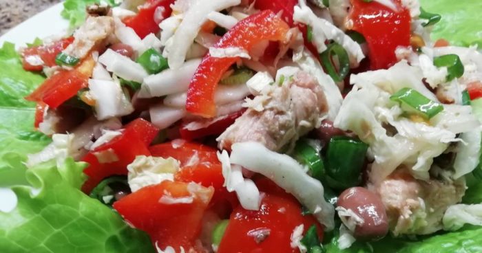 салат с консервированной рыбой и свежими помидорами 