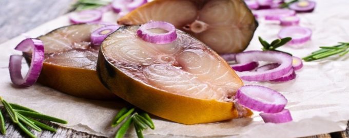 подача скумбрии маринованной в луке и чае