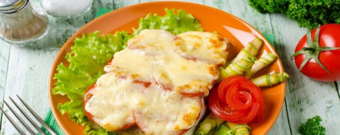 треска с овощами на салатных листьях