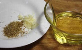 пряный соус с чесноком