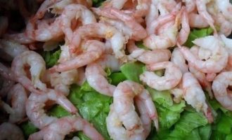 листья салата с креветками