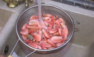 промывание креветок под водой