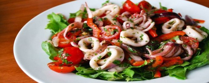 подача салата с креветками