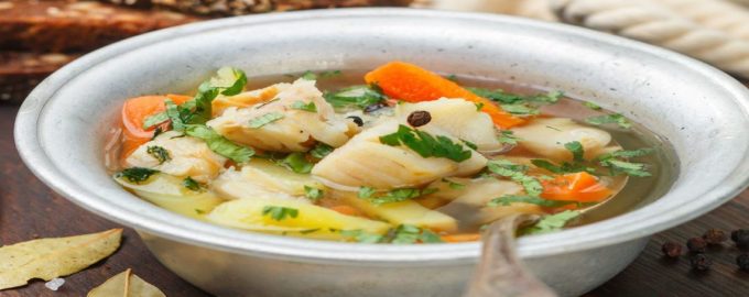 уха с кусочками белой рыбы