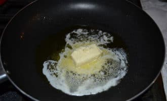 масло в сковороде