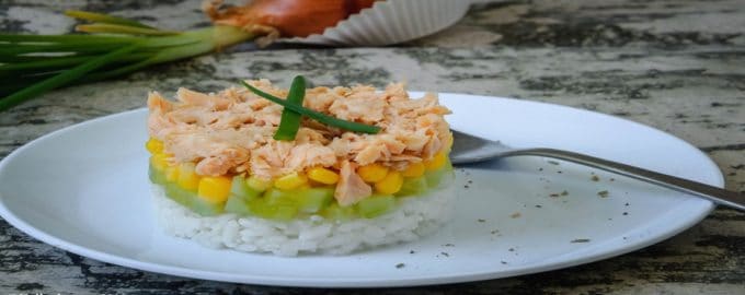 вкусный салат с горбушей и кукурузой