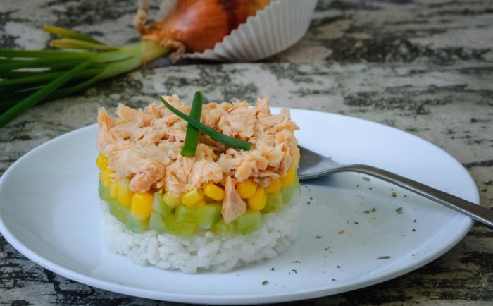 вкусный слоеный салат с кукурузой 