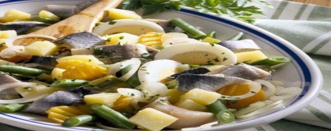 вкусный диетический салат с огурцом и селедкой