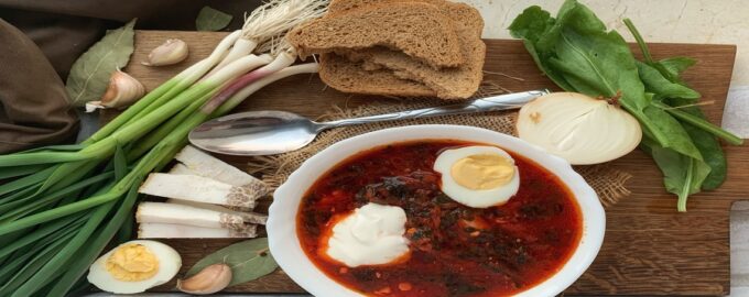 уха с куриным яйцом и зеленым луком