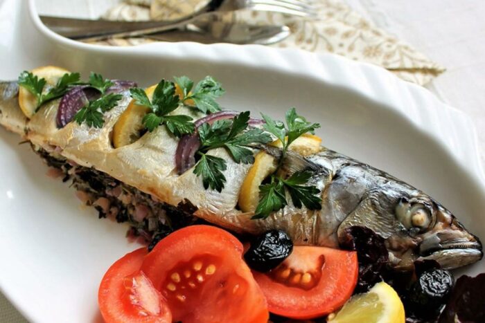 скумбрия запеченая с луком и лимоном 