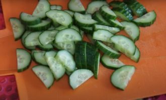огурец нарезанный кусочками