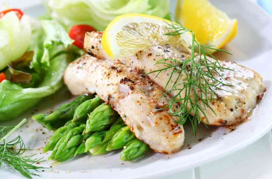 порция рыбы с овощами