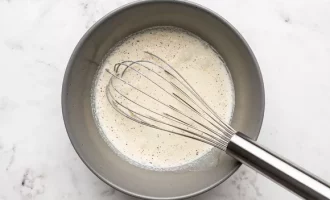 смешиваем сливки и желток
