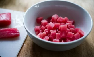 режем тунца кубиками