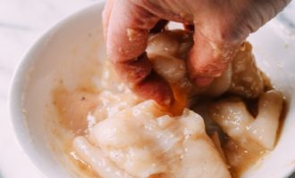 обмазываем камбалу маринадом