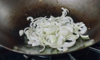 обжариваем лук