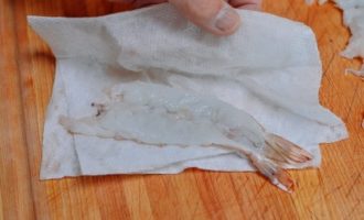 промываем и сушим креветки
