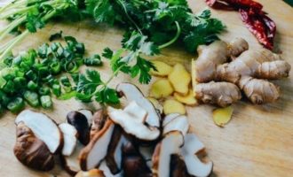 нарезаем имбирь и грибы