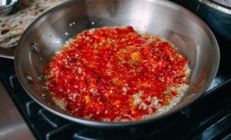 добавляем лук и чили