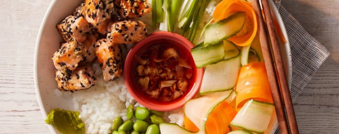 готовый лосось в кунжуте с рисом и овощами