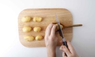 нарезаем каотофель гармошкой