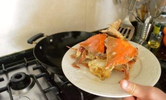 обжаренные крабы меняют цвет на оранжевый