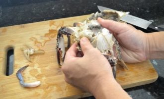 удаляем внутренности краба