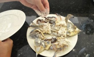 высыпаем остатки муки на крабов