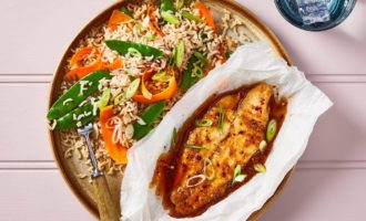 готовая рыба с рисом и овощами