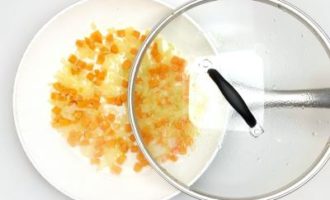 обжариваем лук и морковь
