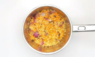 добавляем овощи в кускус