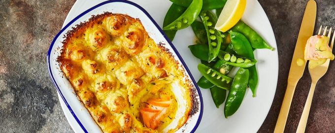 готовый пирог с семгой и картошкой