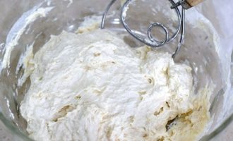 добавляем муку