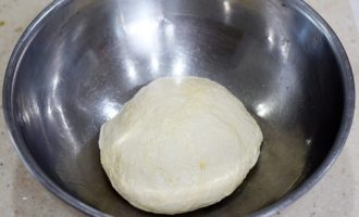 скатываем шар теста