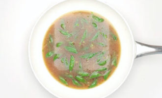 добавляем соус и уксус